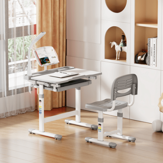 Augantis vaikiškas stalas su kėde