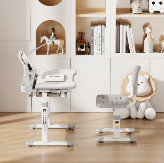 Augantis vaikiškas stalas su kėde