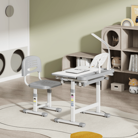 Augantis vaikiškas stalas su kėde