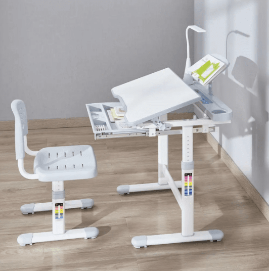 Augantis vaikiškas stalas su kėde