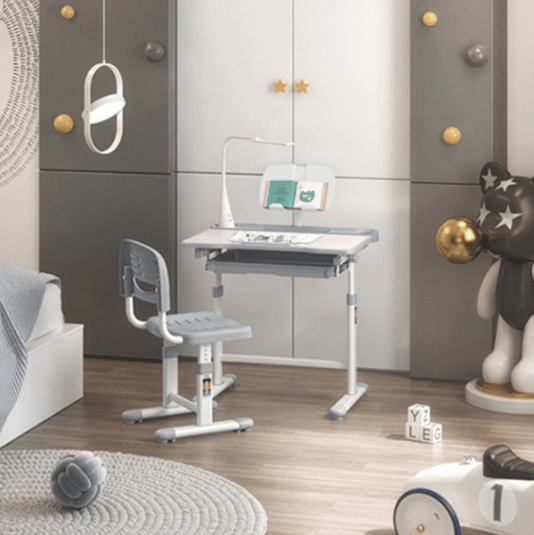 Augantis vaikiškas stalas su kėde